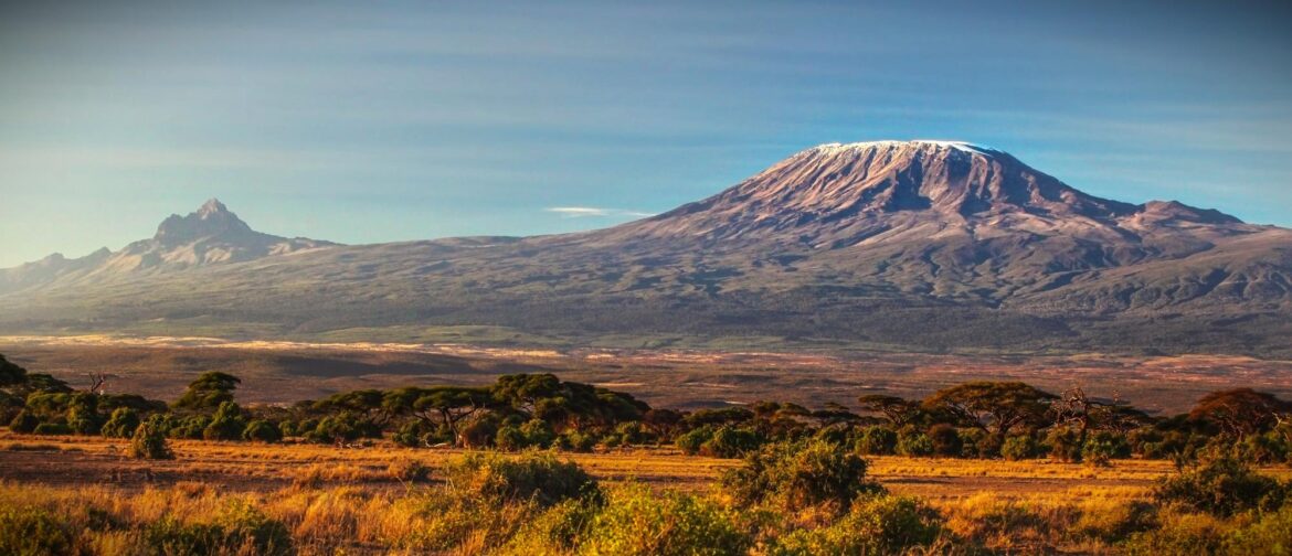 Der Kilimandscharo mit Kibo und Mawenzi über der Savanne des Amboseli-Nationalparks