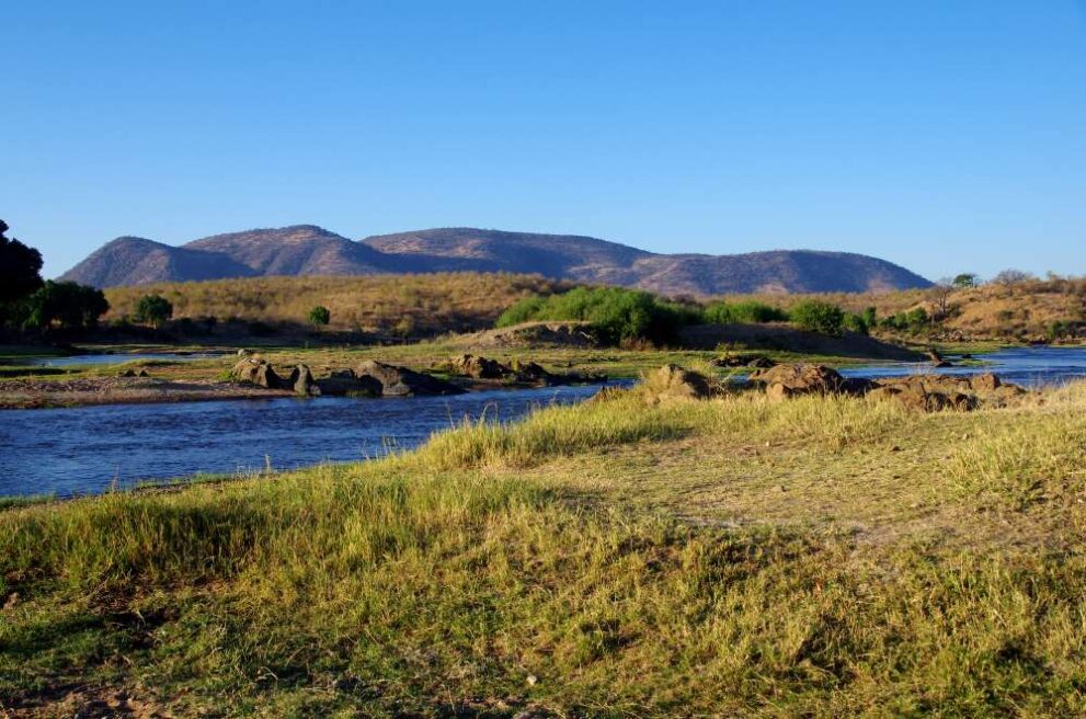 Offene Landschaft mit Bergen im Ruaha Nationalpark in Tansania