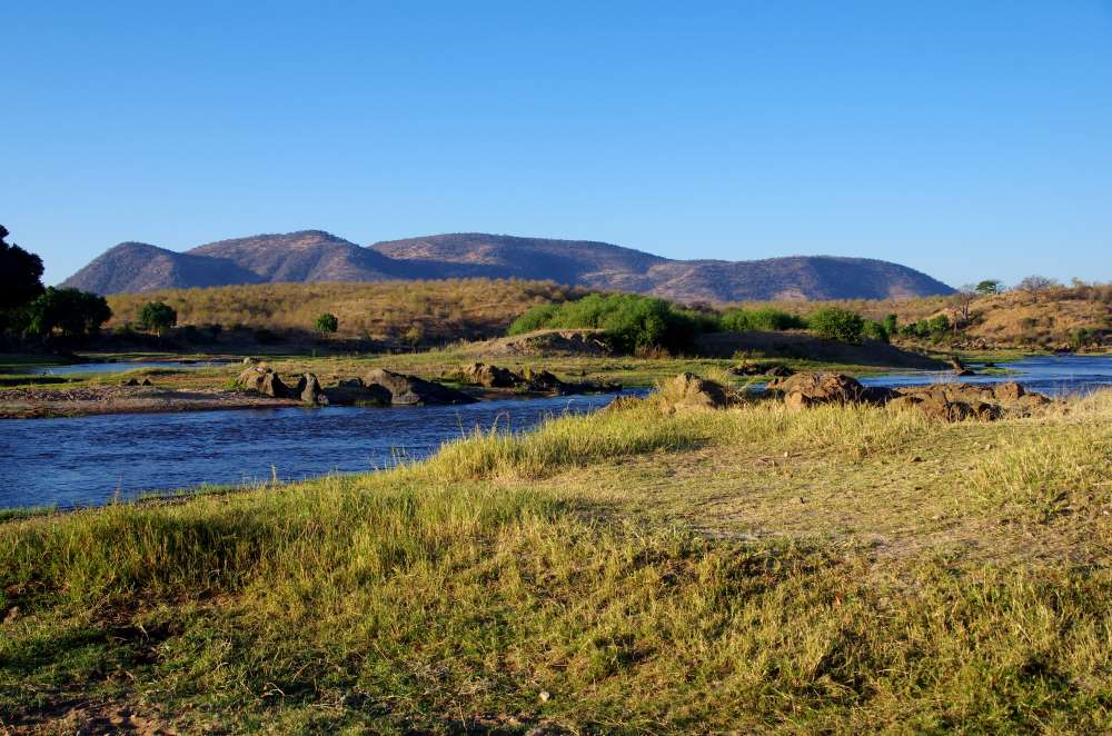 Offene Landschaft mit Bergen im Ruaha Nationalpark in Tansania