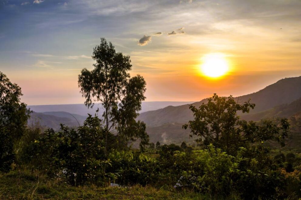 Sonnenuntergang über den Bergen des Mahale Mountains Nationalpark in Tansania