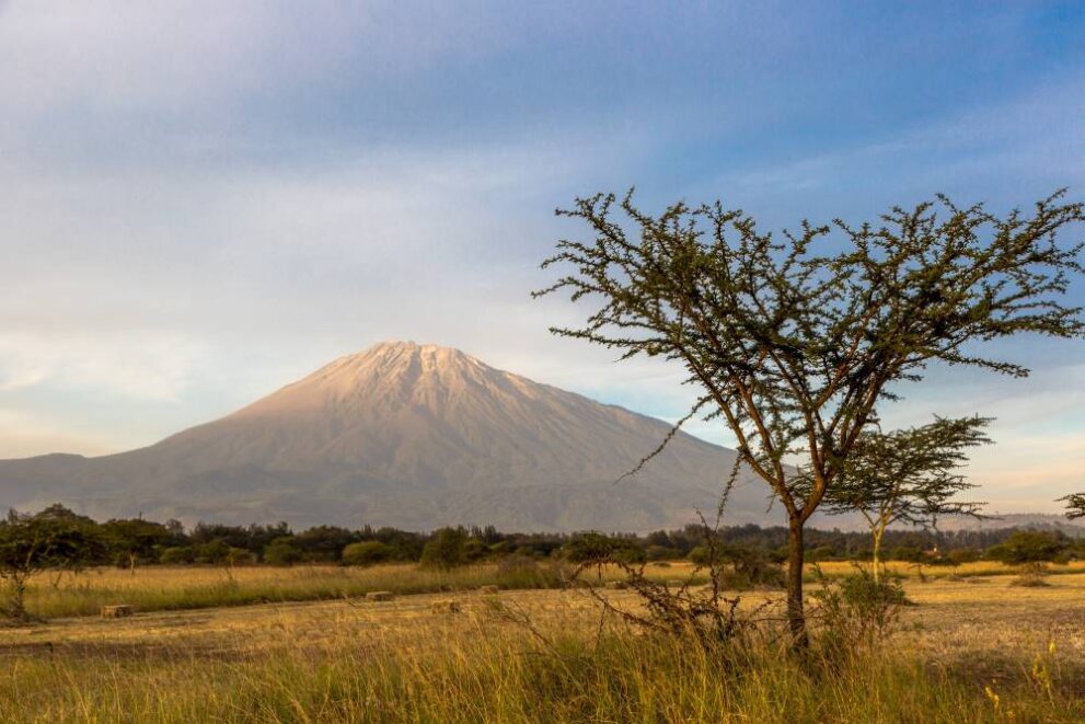 Blick auf den Mount Meru im im Arusha Nationalpark in Tansania