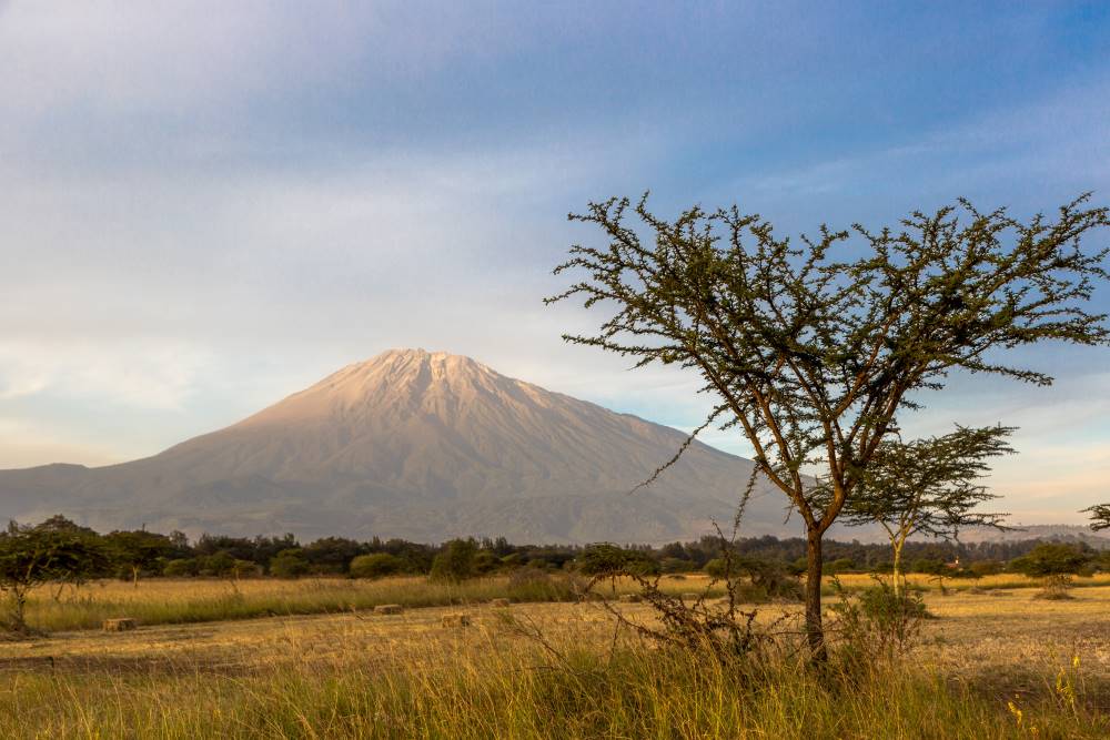 Blick auf den Mount Meru im im Arusha Nationalpark in Tansania