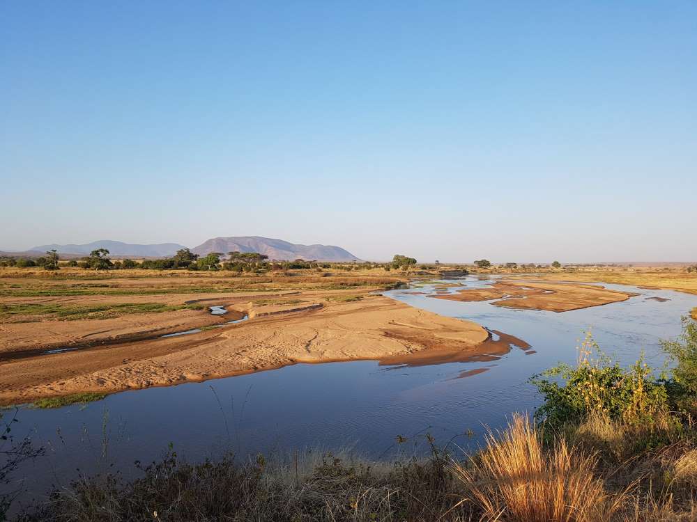 Ruaha Fluss schlängelt sich durch den Ruaha Nationalpark in Tansania