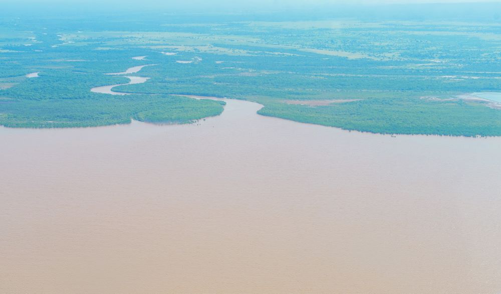 Luftaufnahme vom Wami Fluss im Saadani Nationalpark