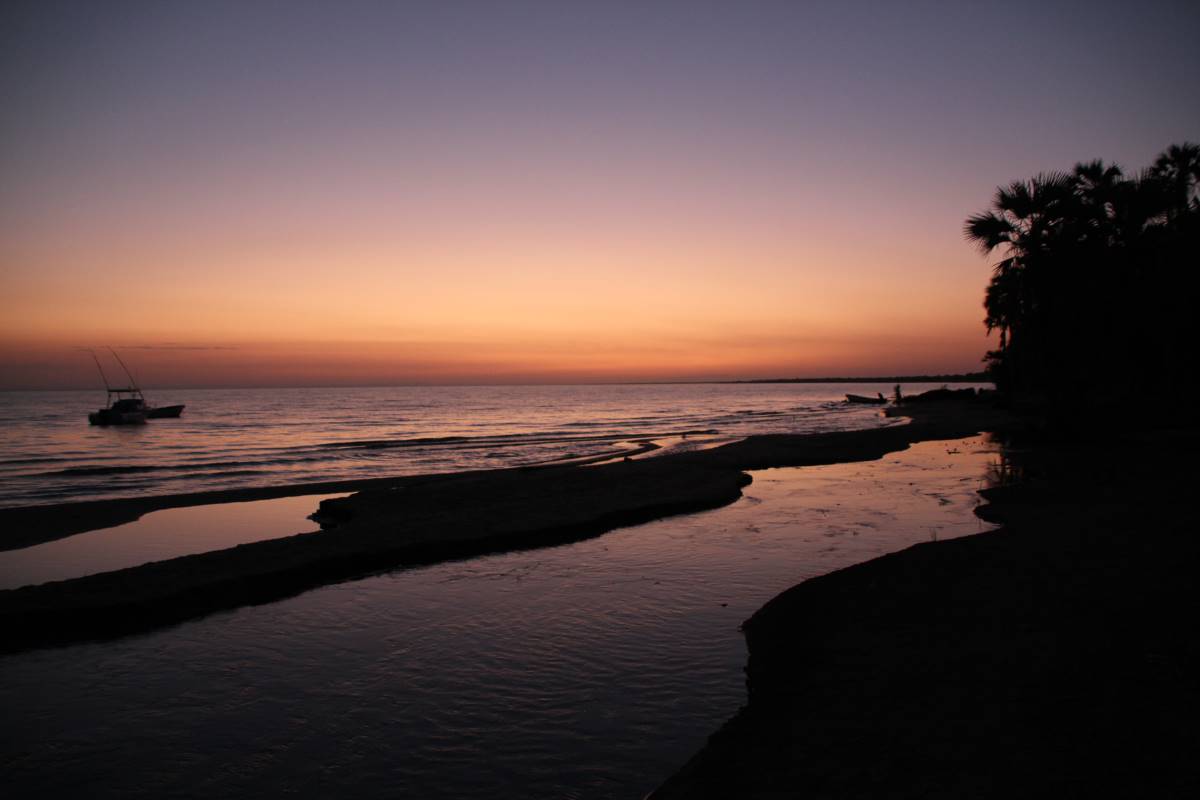 Fischerboote vor Sonnenuntergang am Lake Turkana