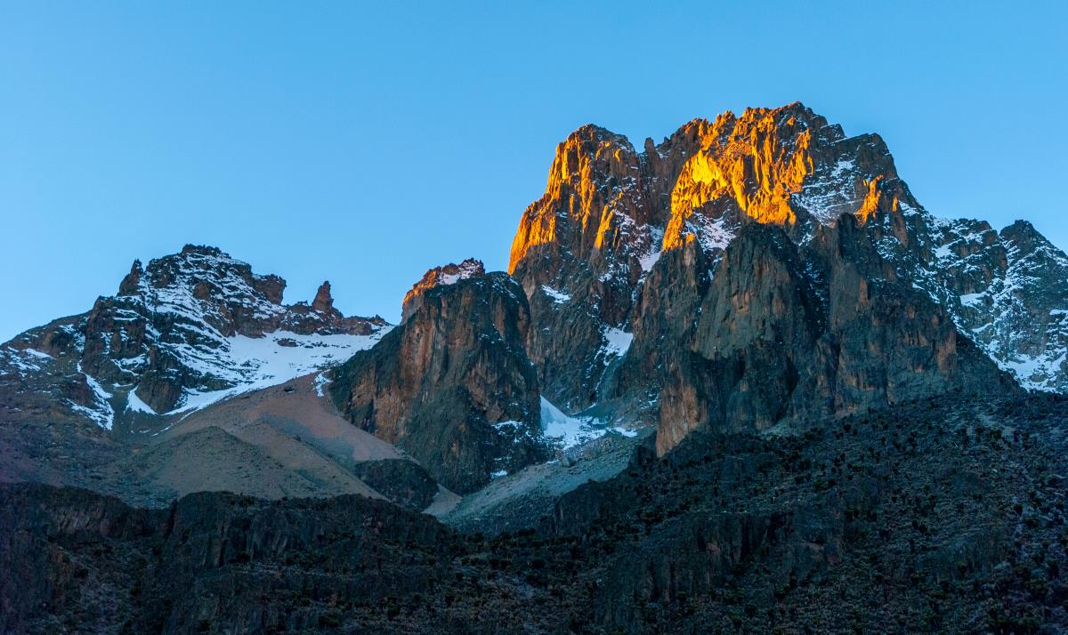 Mount Kenya Gipfel mit letzten Sonnenschein, Rest des Berges im Schatten