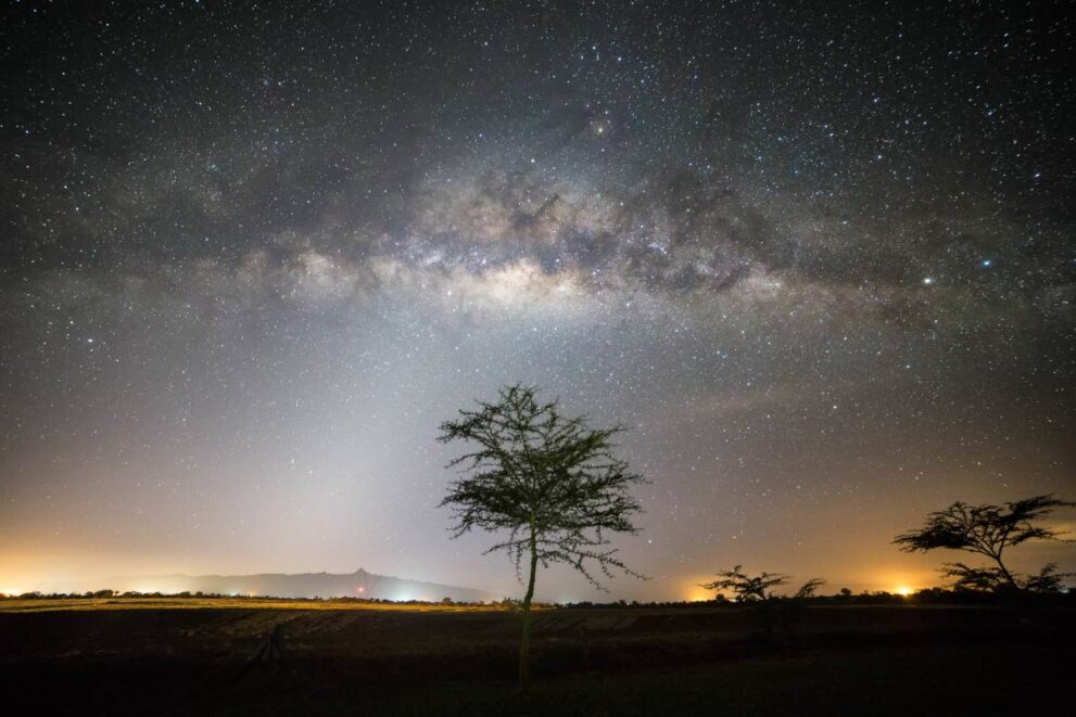 Nachthimmel mit beeindruckenden Sternenhimmel im Ol Pejeta Schutzgebiet in Kenia