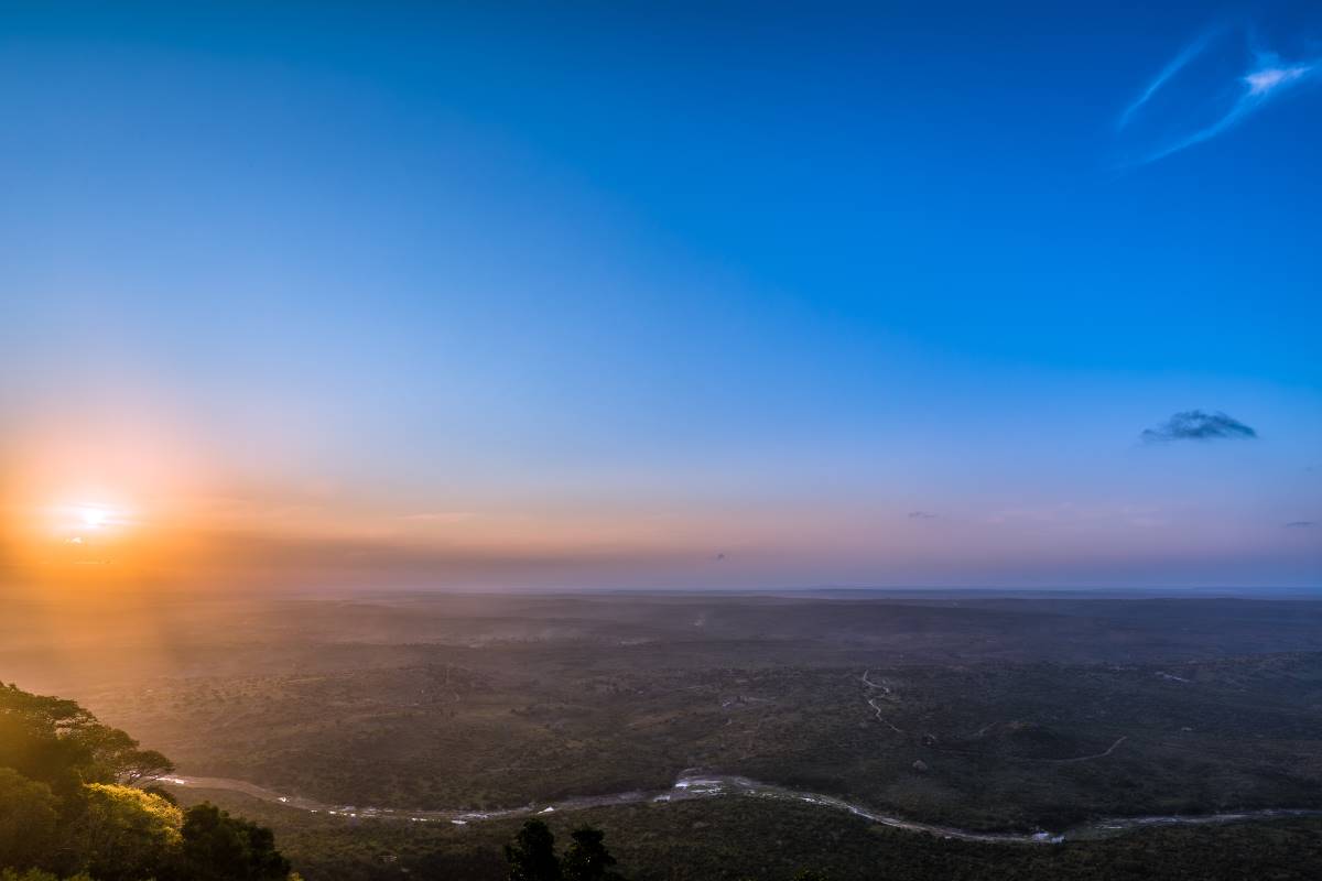 Luftaufnahme mit weitem Panorama im Shimba Hills Nationalreservat