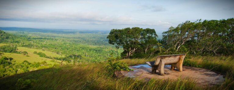 Bank auf einem grandiosen Aussichtspunkt im Shimba Hills Nationalreservat