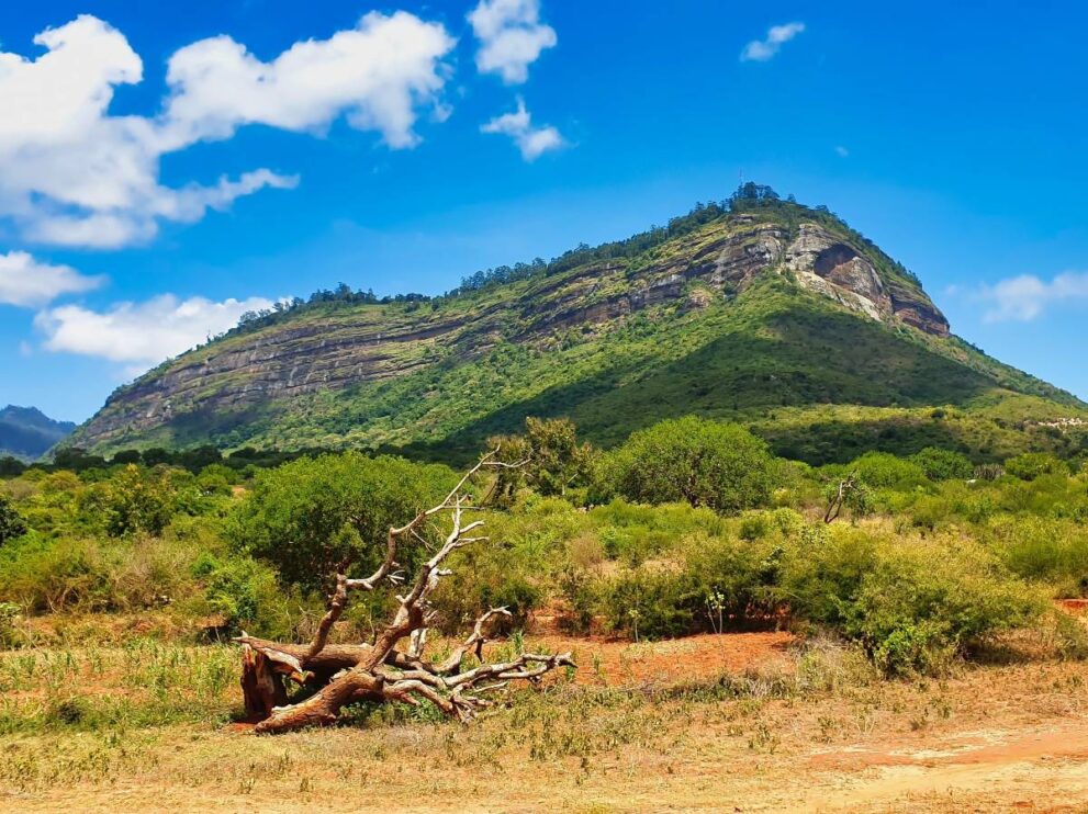 Berge mit steilen Klippen im Taita Hills Reservat