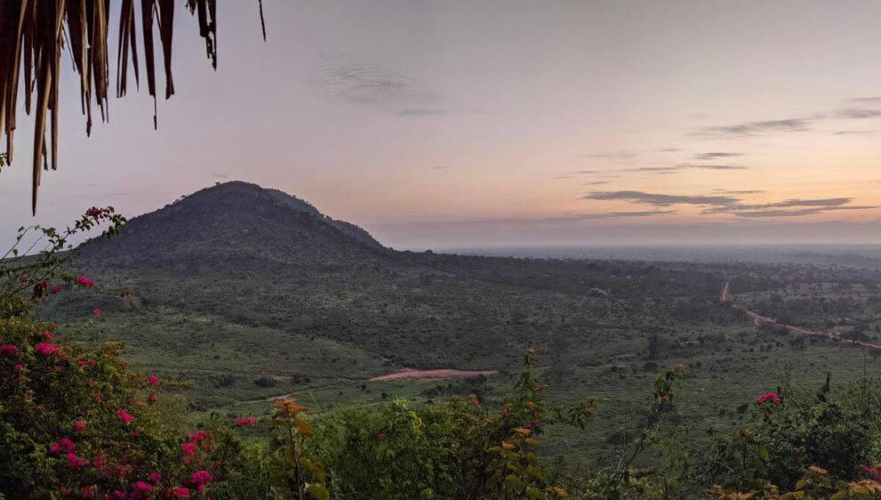Panorama mit weitem Blicken auf den Tsavo Ost Nationalpark in Kenia