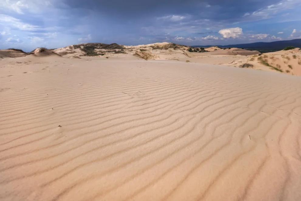 Weißer Sand in der Kalahari Wüste.
