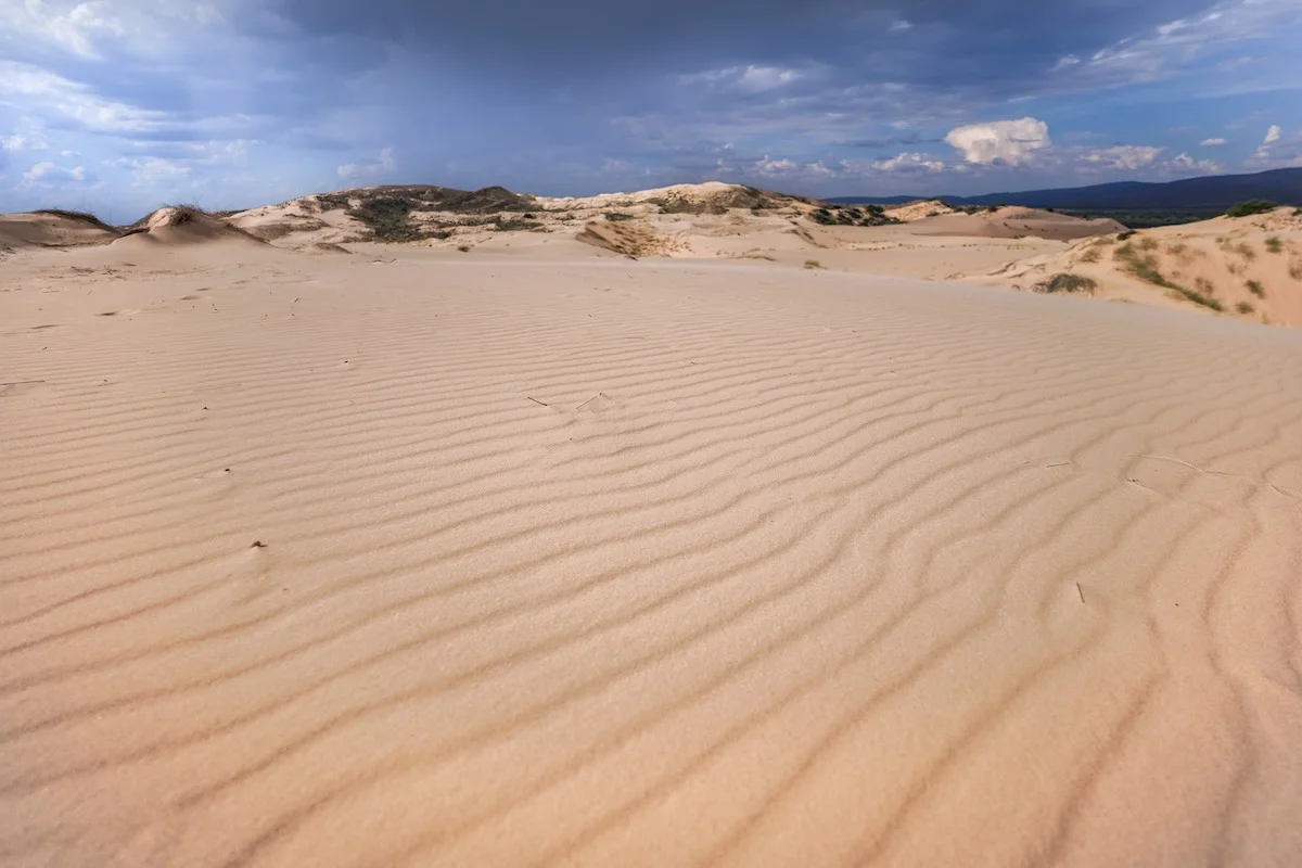 Weißer Sand in der Kalahari Wüste.