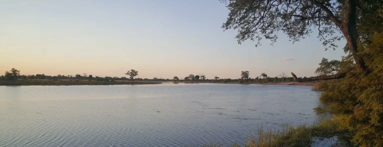 Kwando Fluss in der Dämmerung im Mudumu Nationalpark.