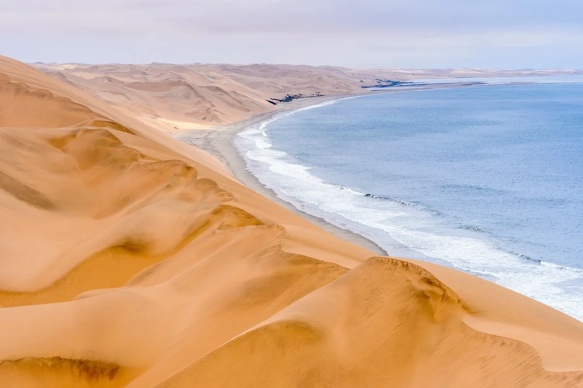 Dünen am Wasser im Namib-Naukluft Nationalpark.