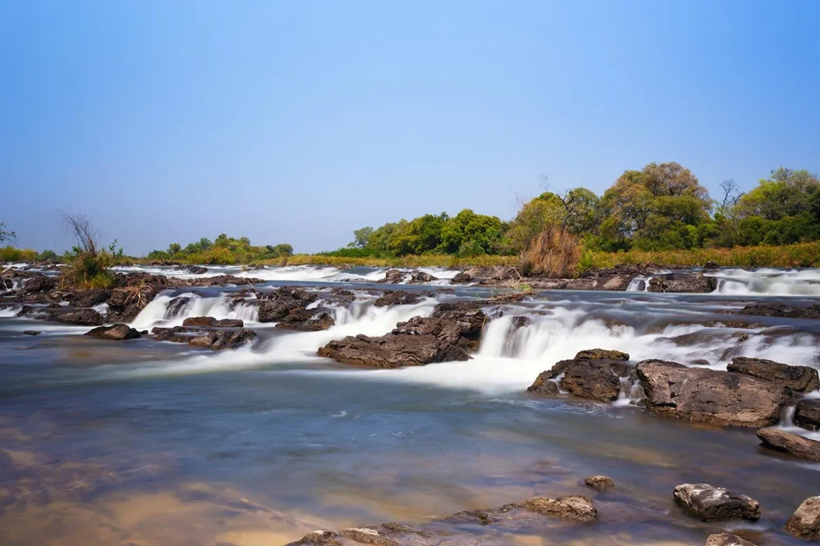 Eine Szenerie der Popa Falls in Namibia.
