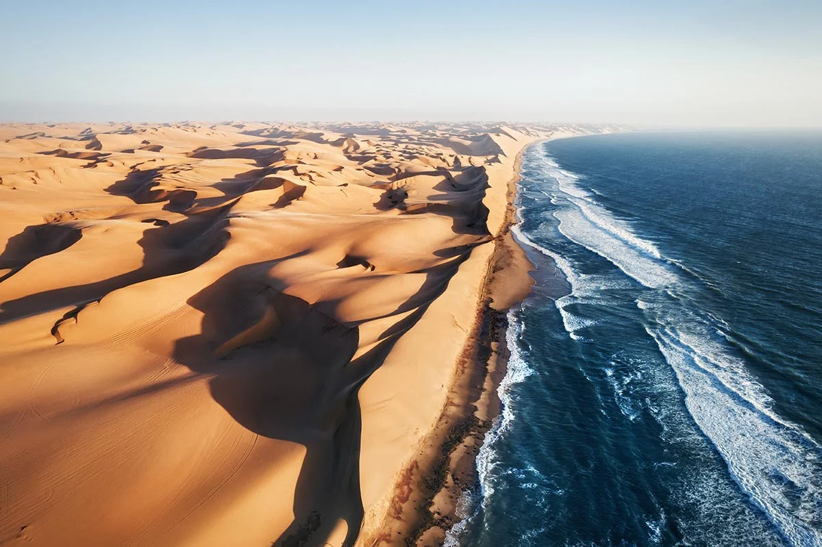 Ein Blick von oben auf die Küstenlinie im Skeleton Coast. Nationalpark.