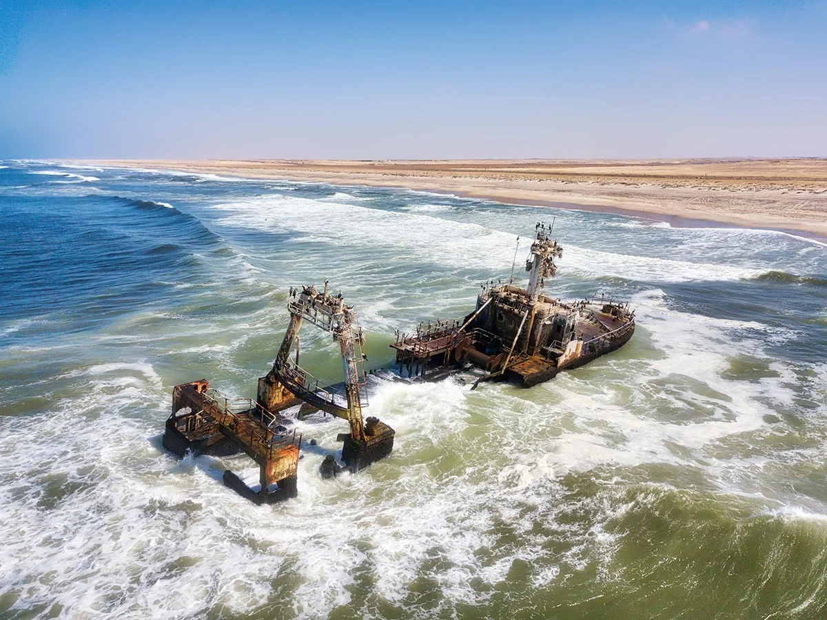 Ein Wrack an der Küste des Skeleton Coast Nationalpark.