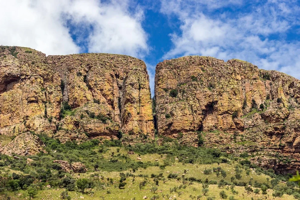 Zerklüftete Felswand im Waterberg Plateau Nationalpark.