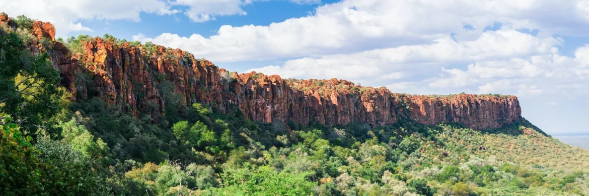 Ein Panorama des Waterberg Plateaus in Namibia.