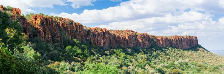 Ein Panorama des Waterberg Plateaus in Namibia.