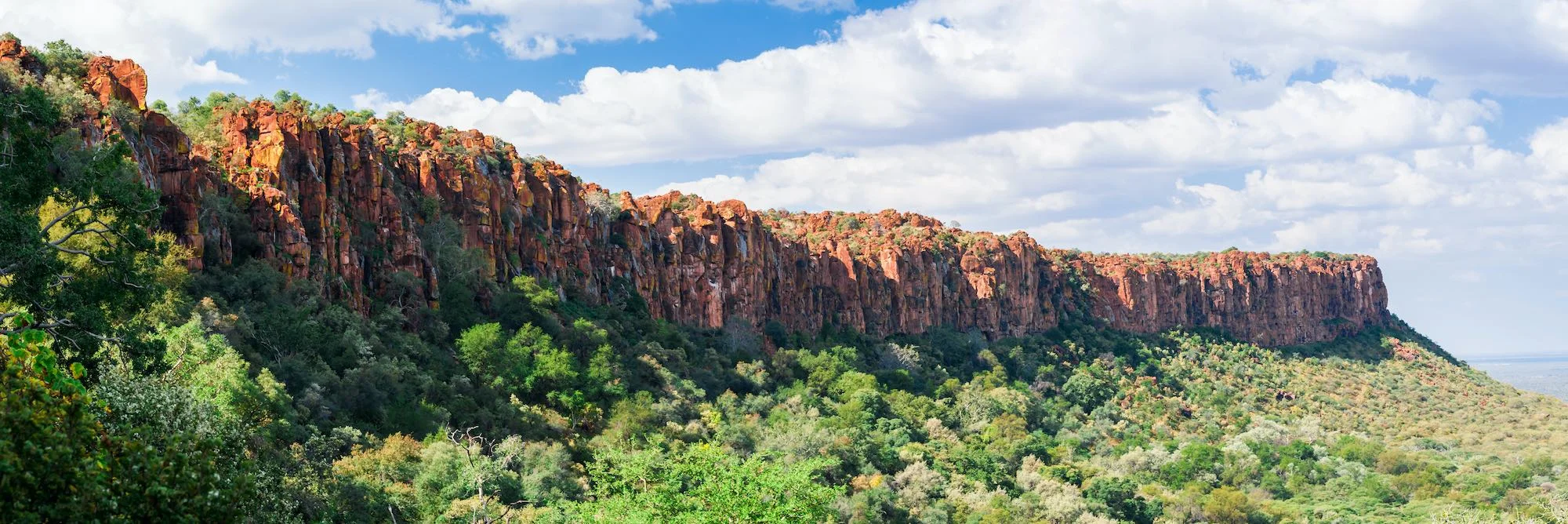 Ein Panorama des Waterberg Plateaus in Namibia.