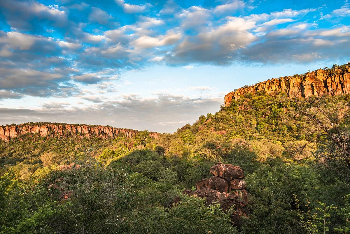 Ein Blick auf die roten Felsen des Waterberg Plateaus.