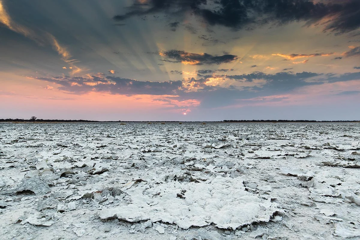 Sonnenuntergang über Salzpfanne im Nxai-Pan Nationalpark.