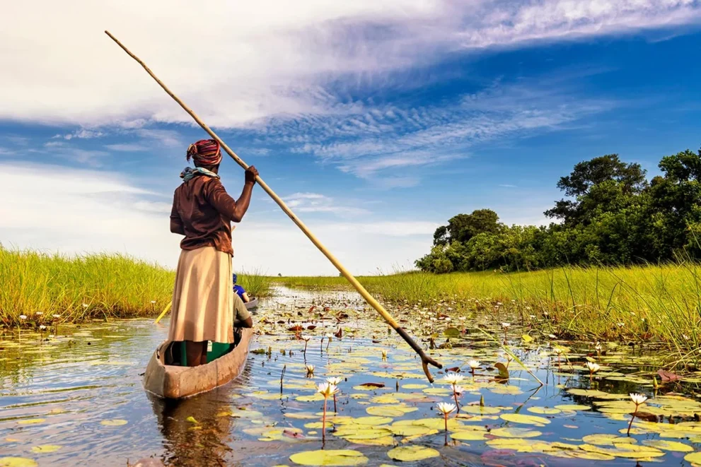 Traditionelles Einbaumboot im Okavango-Delta