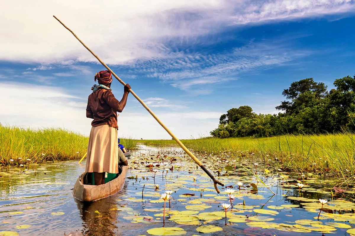 Traditionelles Boot im Okavango Delta.