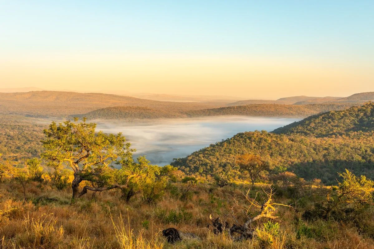 Aussicht während des Sonnenuntergangs im Hluhluwe iMfolozi Nationalpark.
