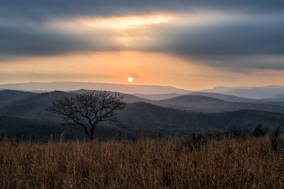 Sonnenuntergang über den Bergen im Hluhluwe iMfolozi Nationalpark.
