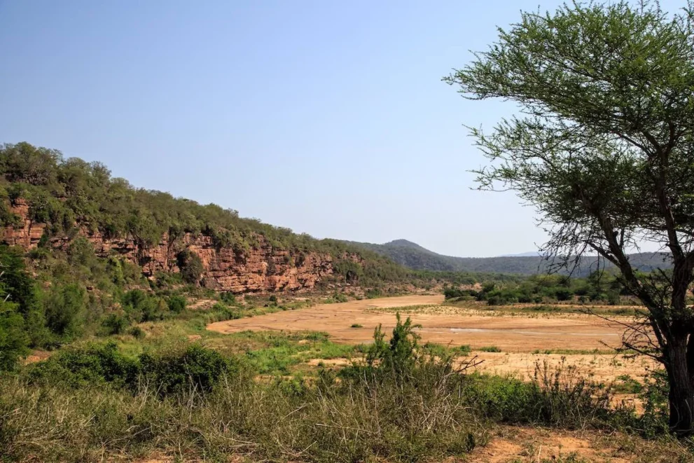 Felsige Landschaft im Hluhluwe iMfolozi Nationalpark.