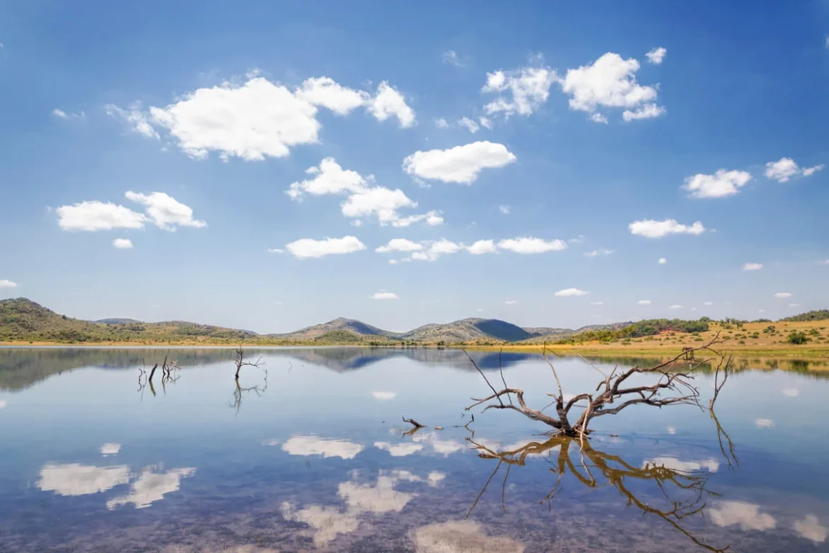 Spiegelung der Berge in einem See im Pilanesberg Nationalpark.