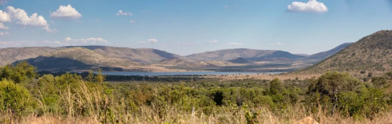Panorama des Pilanesberg Nationalpark.