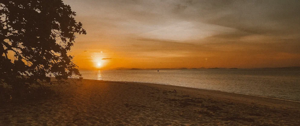 Eine einsame Insel in Panama am Abend