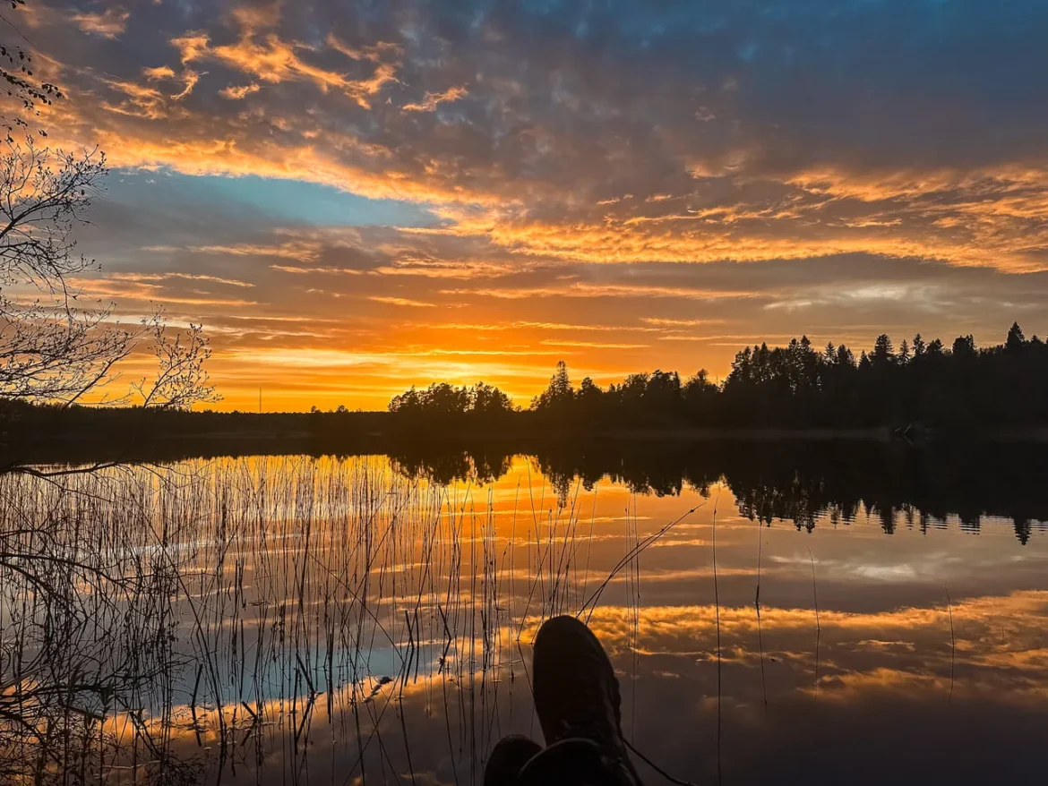Der Sonnenuntergang in Schweden nach einem ersten Tag im Outback