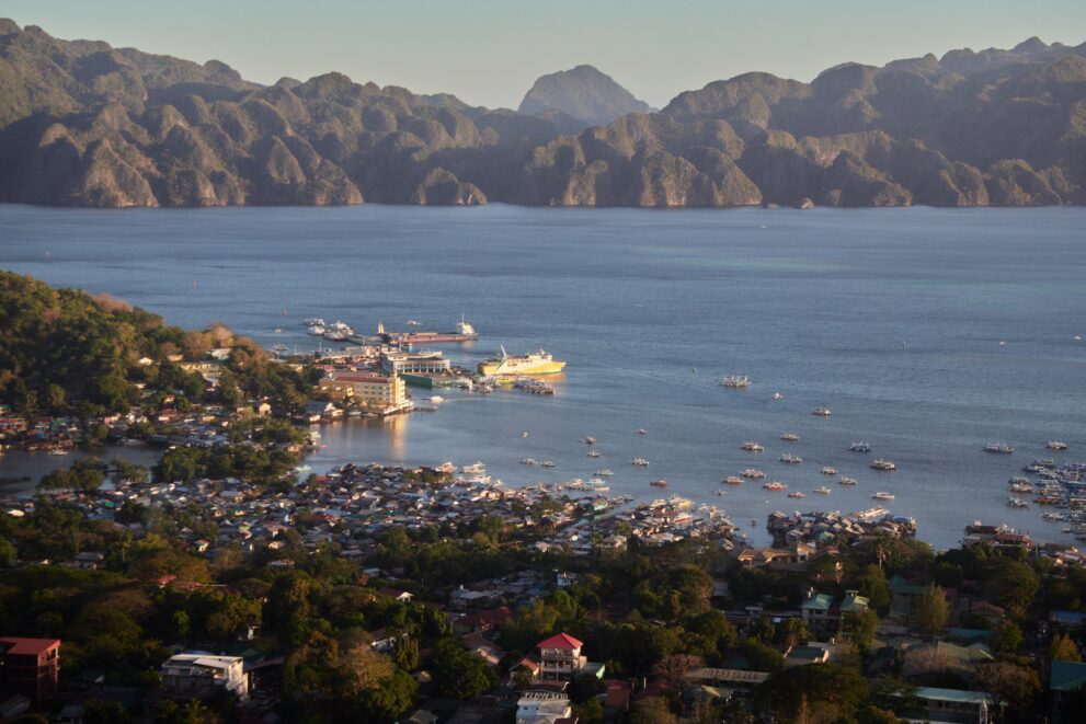 Blick vom Mount Tapyas auf Coron, den Hafen in der Coron Bay und die Karstberge der Insel Coron in Palawan