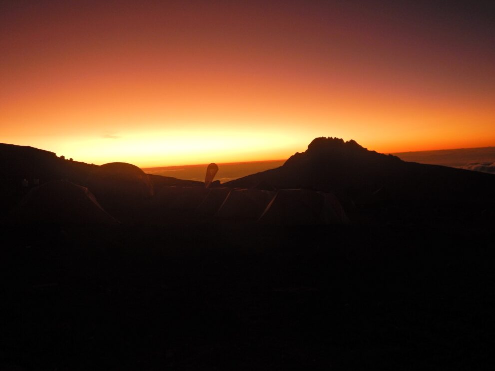 Sonnenaufgang hinter dem Mawenzi, gesehen vom Barafu Camp am Kilimandscharo