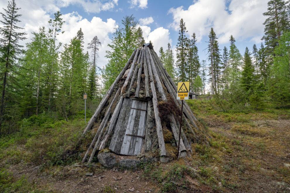 Alte Holzkota Sjul Perssons kåta an der Lappmarksleden im Nadelwald von Ångermanland bei Örnsköldsvik