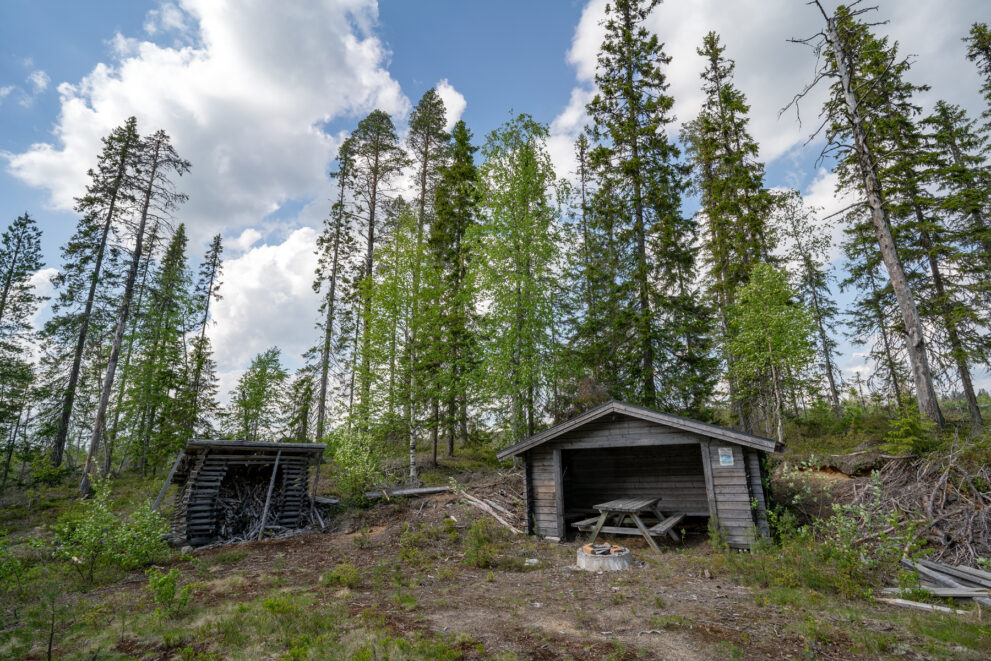 Rastplatz mit Windschutzhütte, Holzschuppen und Feuerstelle im Nadelwald an der Lappmarksleden in Ångermanland
