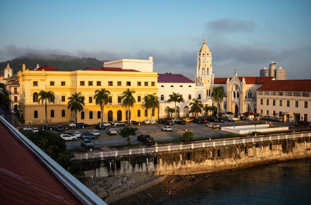 Altstadt Casco Viejo in Panama-Stadt mit gelben Kolonialbauten und Kirchturm an der Uferpromenade
