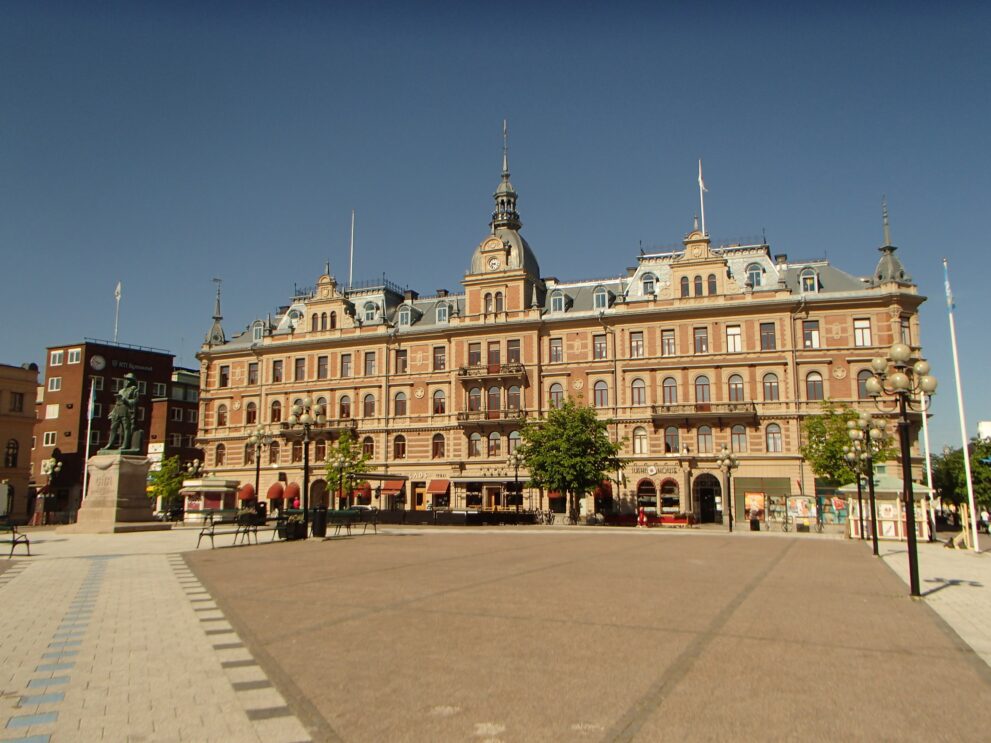 Stora torget in der Steinstadt von Sundsvall mit dem Hirschska huset und der Statue Gustav II Adolf im Sommerlicht