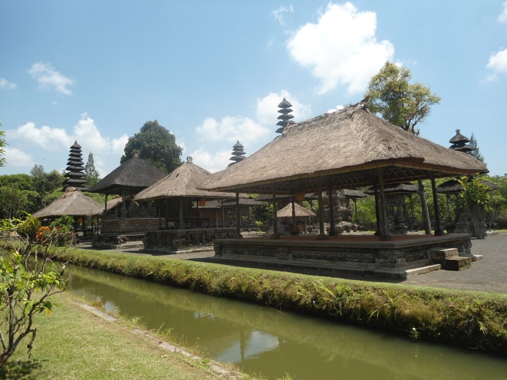 Wassergraben vor den offenen Pavillons und Meru-Türmen des Tempels Pura Taman Ayun in Mengwi auf Bali