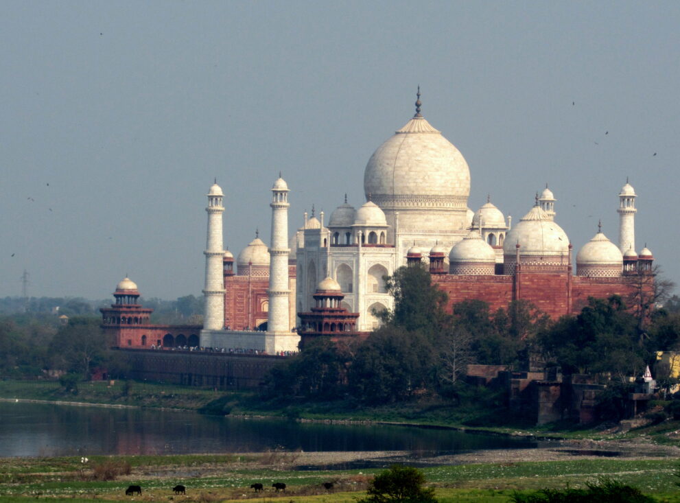 Das Taj Mahal am Ufer der Yamuna, vom Agra Fort aus gesehen, mit Minaretten und Moschee aus rotem Sandstein