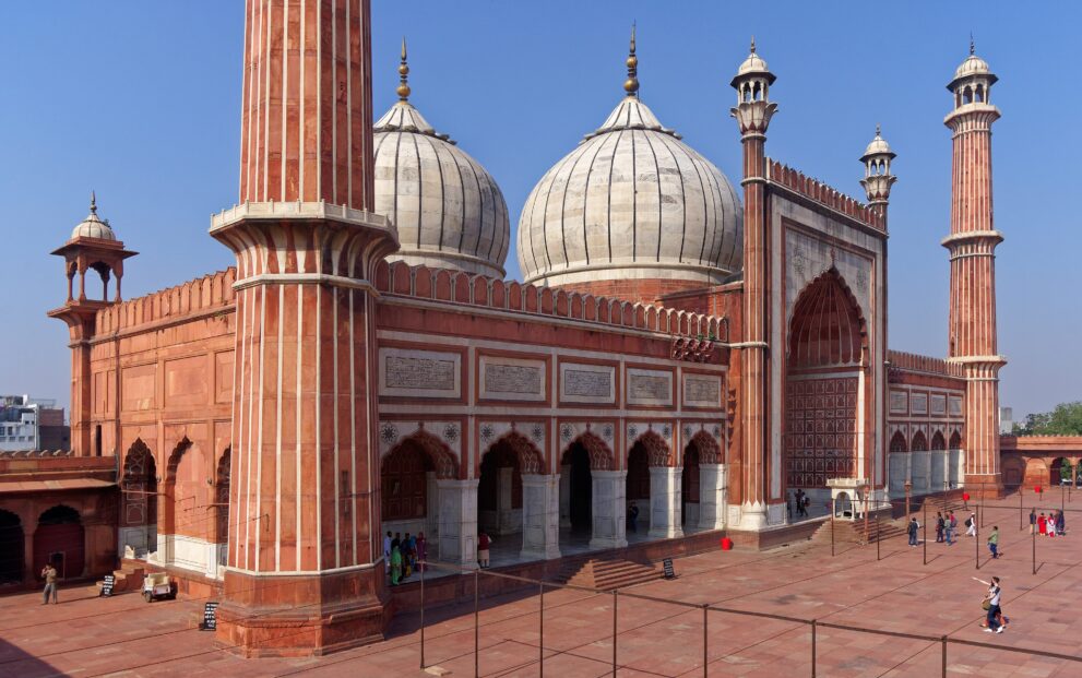 Die Jama Masjid in Alt-Delhi mit Minarett, Marmorkuppeln und dem Innenhof aus rotem Sandstein am Morgen