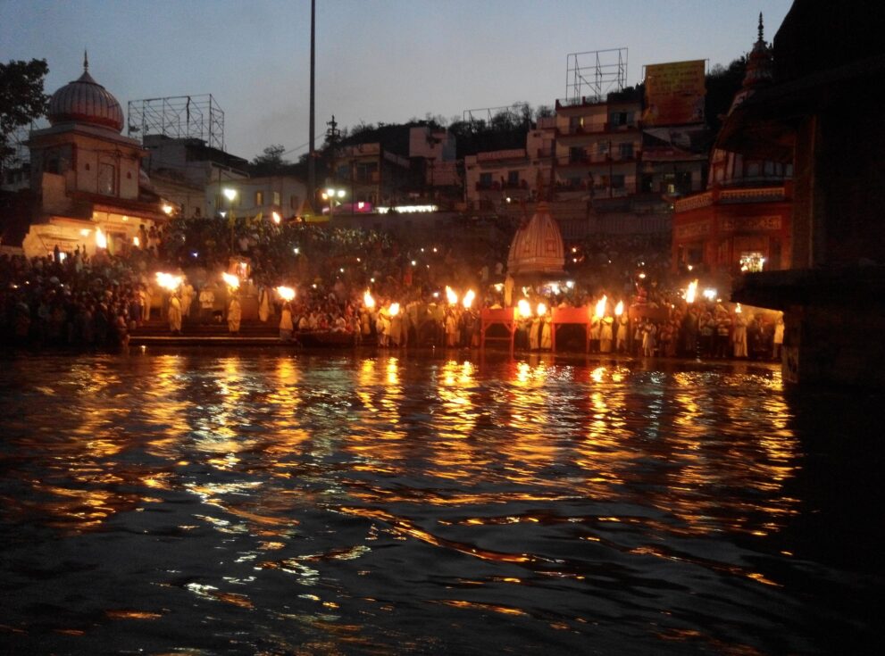 Lichter der abendlichen Ganga Aarti an den Ghats von Har Ki Pauri in Haridwar spiegeln sich im Ganges
