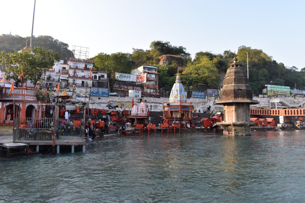 Die Ghats von Har Ki Pauri in Haridwar am Ganges mit Tempeln und dem Uhrturm am Ufer