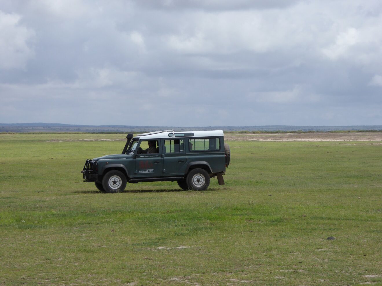 Geländewagen des Elephant Trust auf der Grasebene im Amboseli-Nationalpark, unterwegs für das Amboseli Elephant Research Project