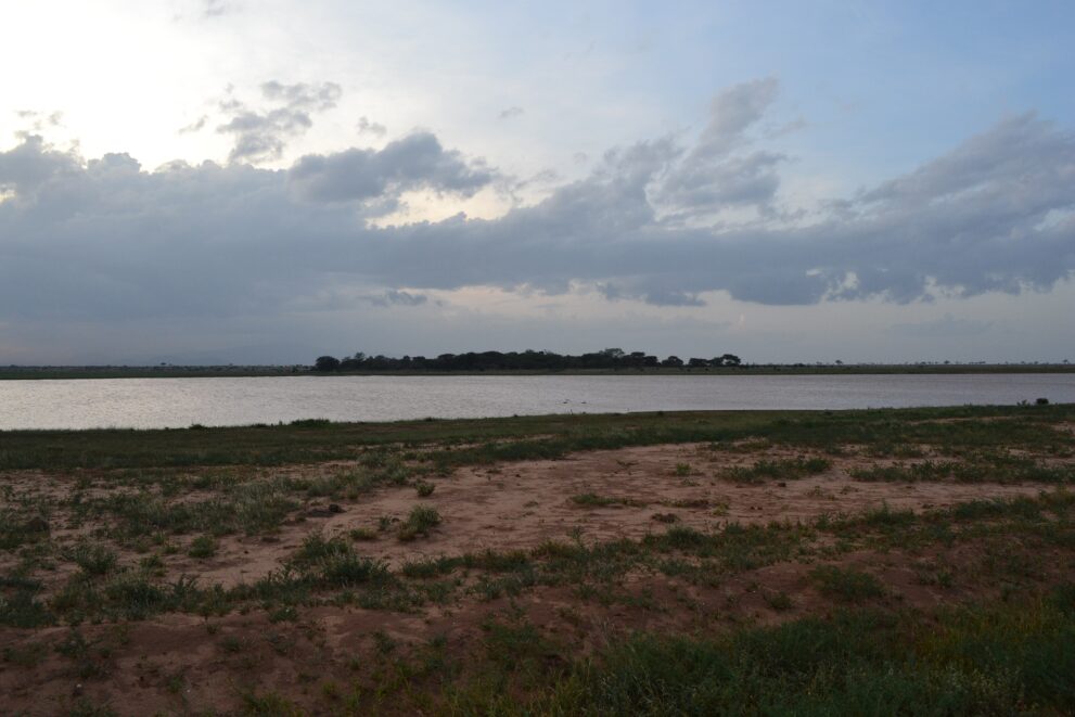 Stausee des Aruba-Damms im Tsavo-Ost-Nationalpark am Abend unter Wolkenhimmel